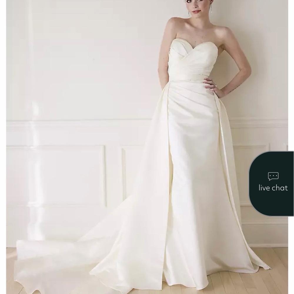 Elegant Strapless Wedding Gown